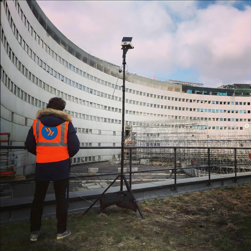 Dirigeant de C.lechantier sur une installation d'un boitier timelapse pour la mise en place de suivi de chantier à Radio France.
